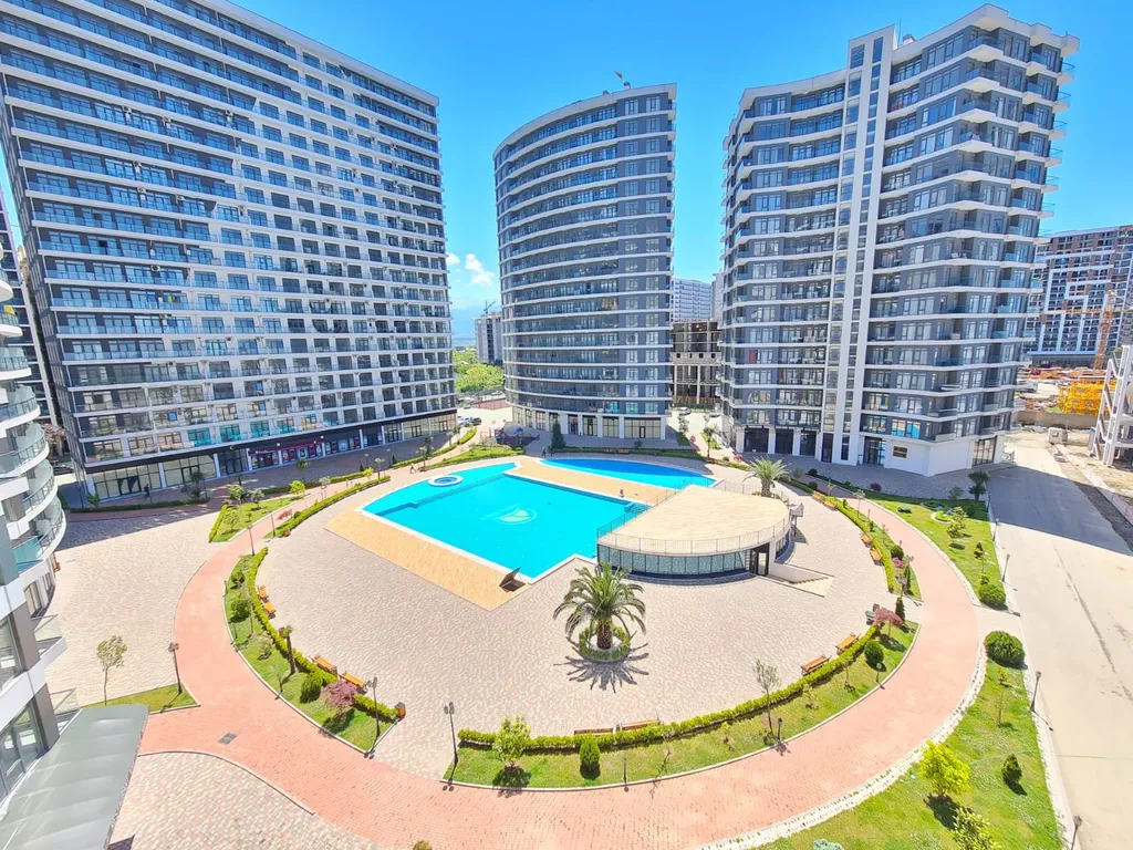 Просторный апартамент с видом на парк, море и бассейн