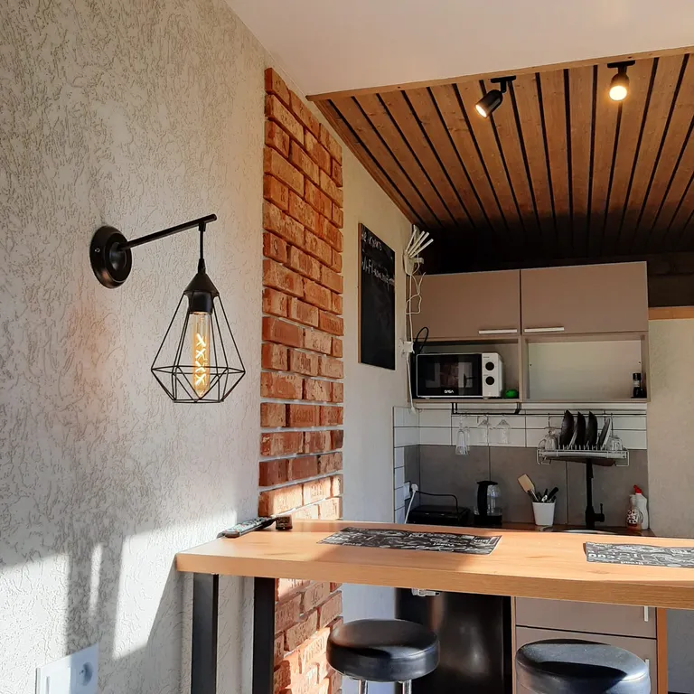 Уютный домик-студия на склоне холма у реки