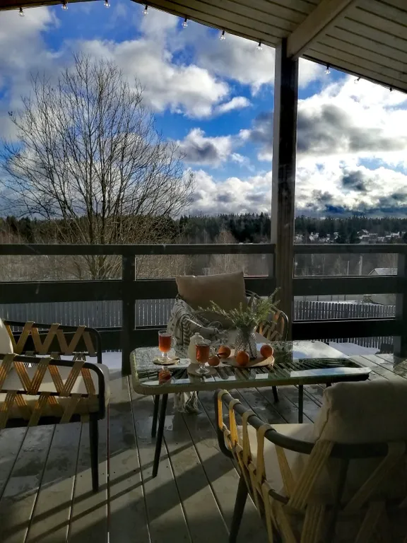 Дом на холме у леса