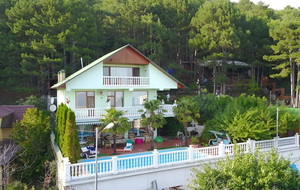 Дом с бассейном в Аутке