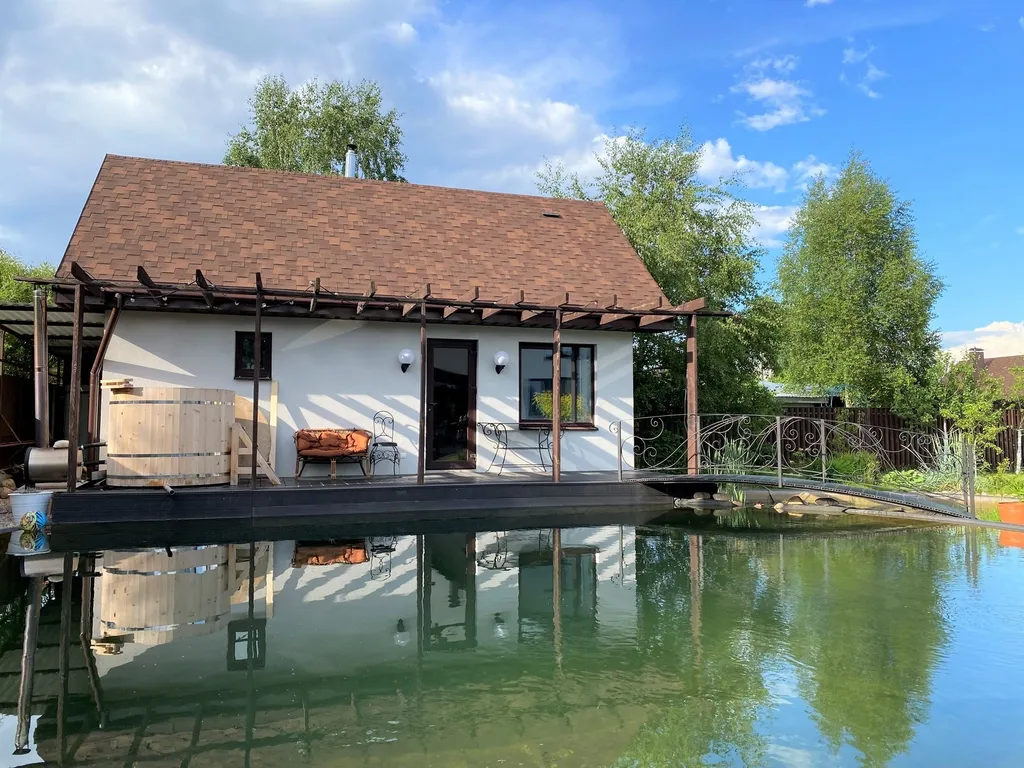 Современный коттедж в 12 км от Минска с плавательным озером, баней