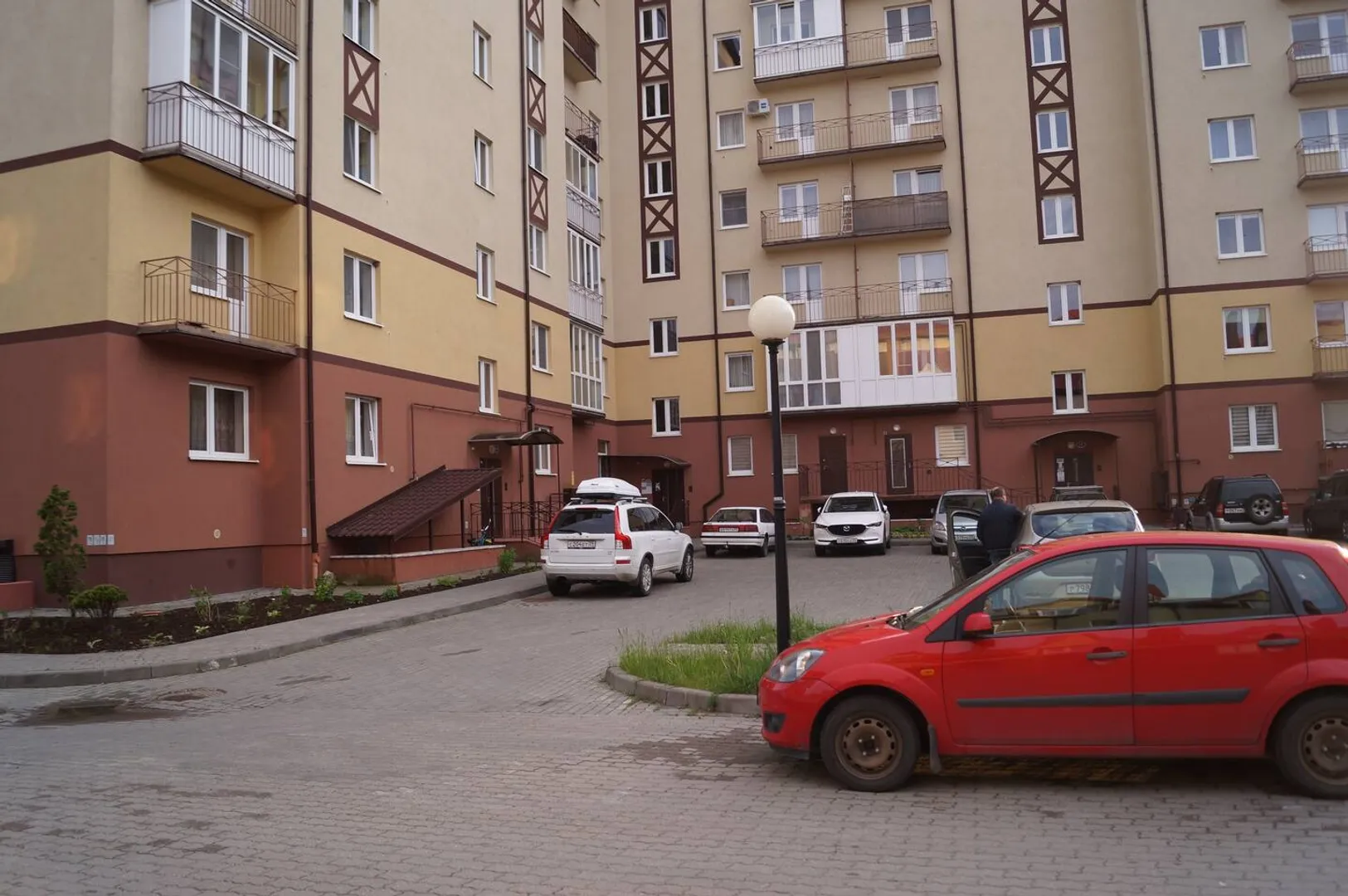 если Вы путешествуете на машине, во дворе дома есть парковка