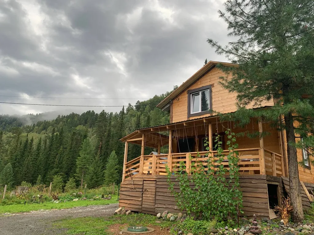 Дом в лесу с видом на горы рядом озеро Телецкое и река Бия