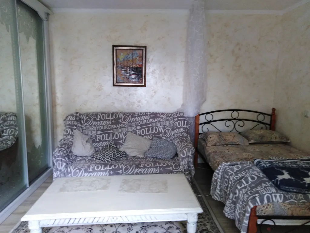 Первый этаж дома с отдельным входом и небольшим двориком