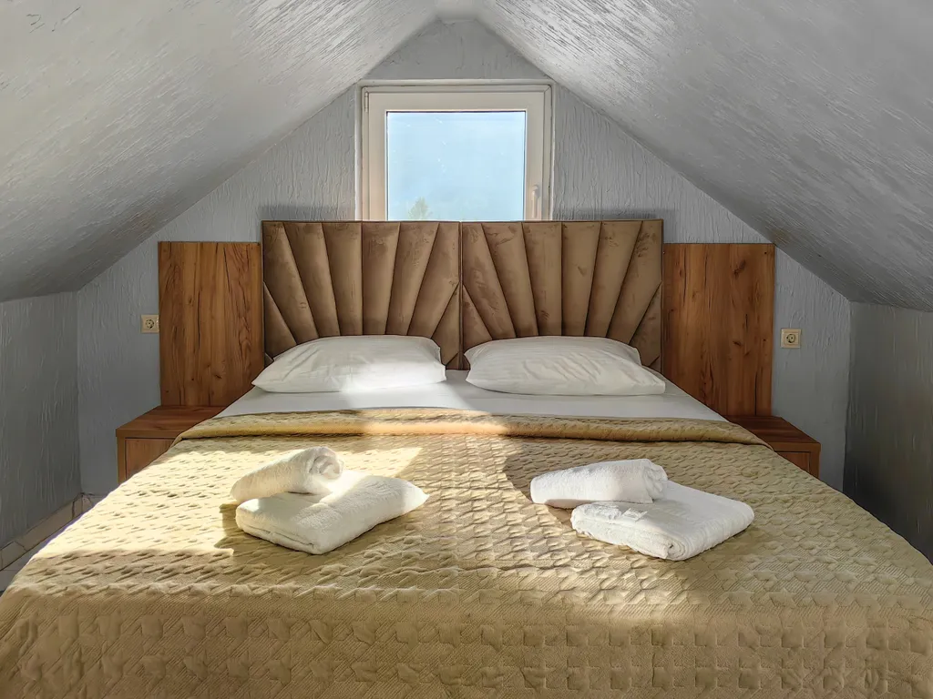 Мансардная студия с частичным видом на горы