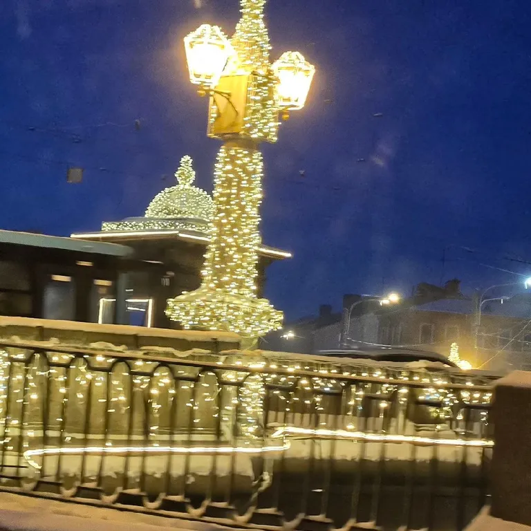Уютная студия, окна парк
