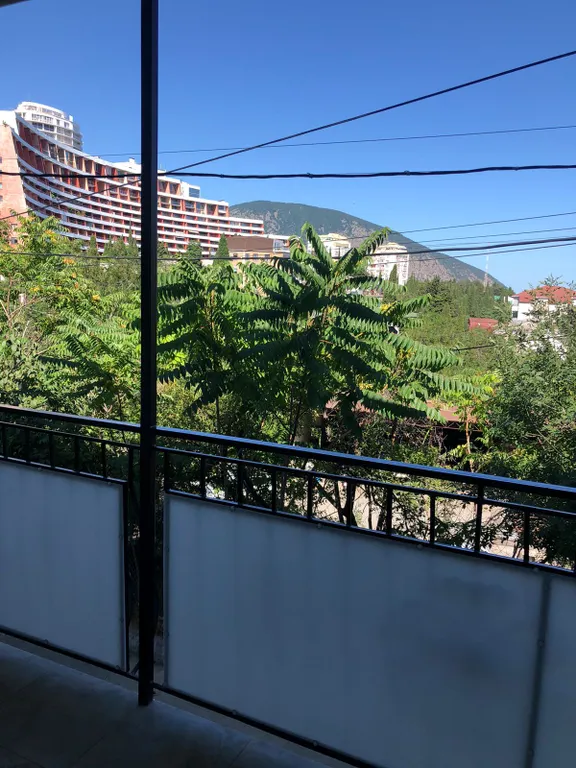 Коттедж с шикарной видовой террасой и шезлонгами