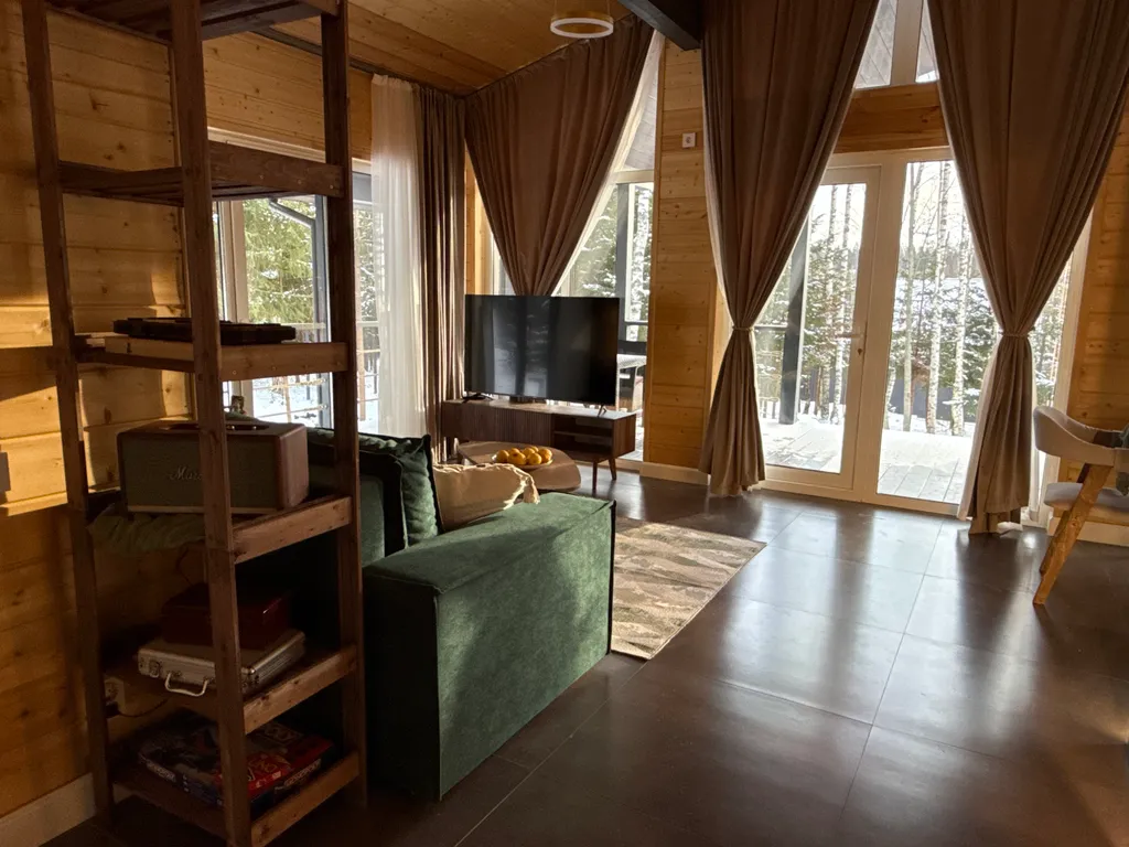 Дом в лесу с видовой терассой и чаном