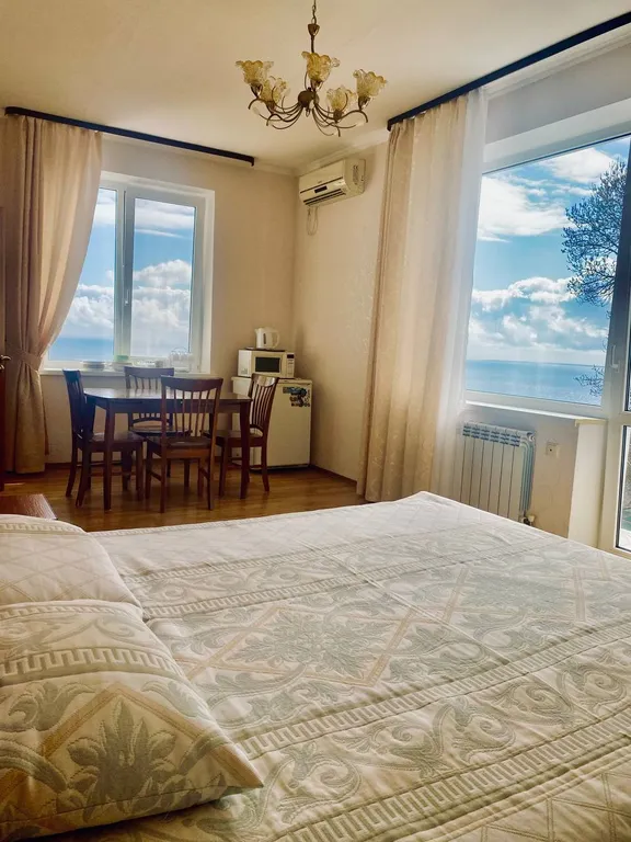 Комнаты с видом на море и горы