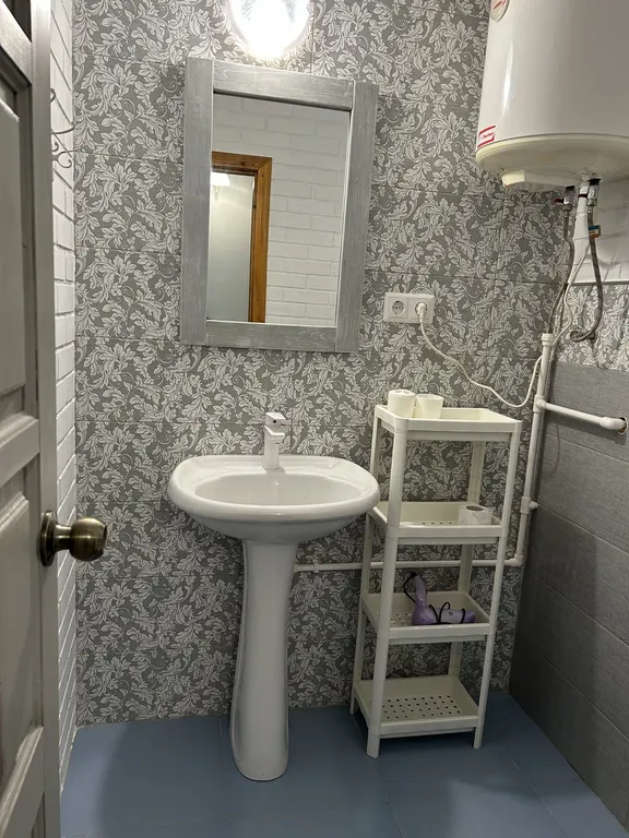 Небольшой уютный домик у пруда