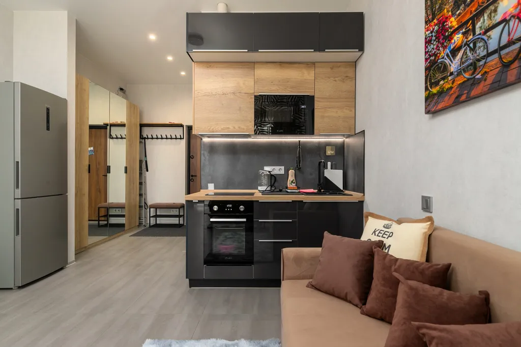 Большая современная студия у моря с видом на горы