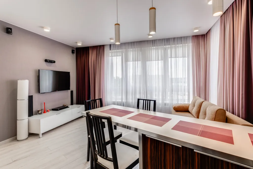 Элегантная квартира со стильной мебелью и уютной обстановкой