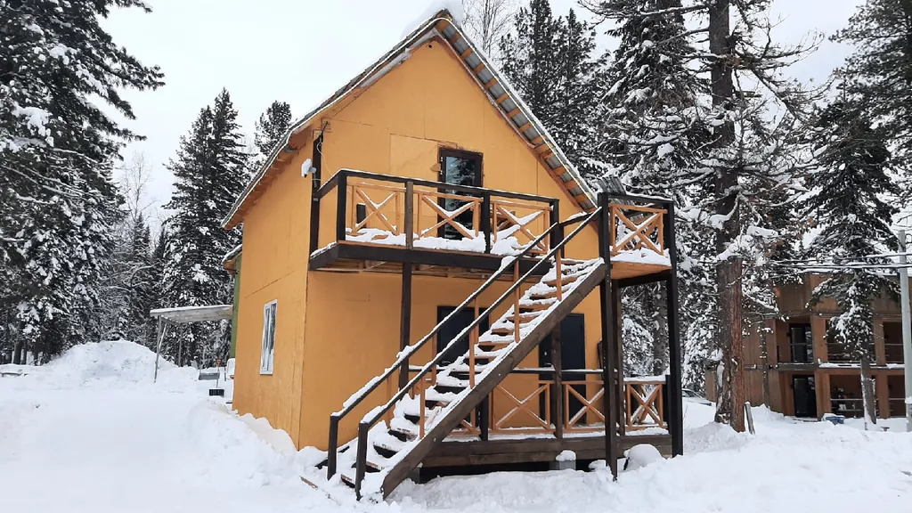 Дом вблизи подножья горы