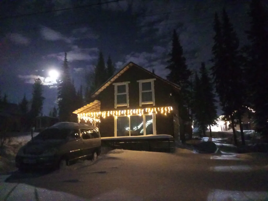 Коттедж Кедровый дом в лесу с панорамным окном и красивым видом на горы — Шерегеш