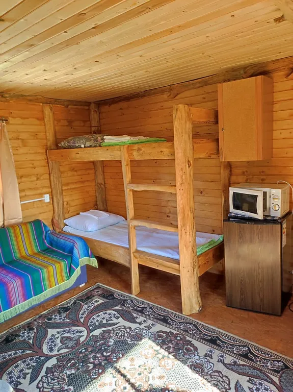 Небольшой домик недалеко от озера