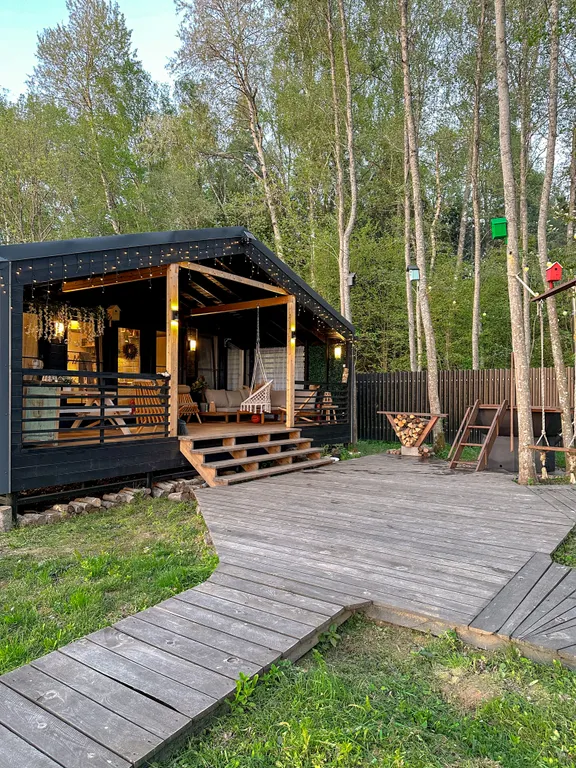 Дом в лесной сказке с видом на закат