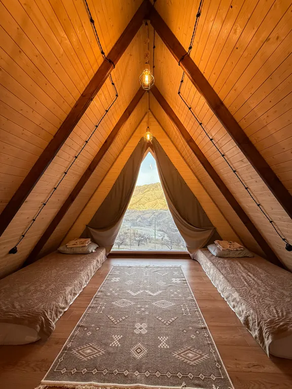 Уютные домики a-frame в горах