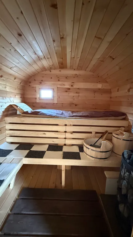 Уютный дом в лесу у озера вблизи от города