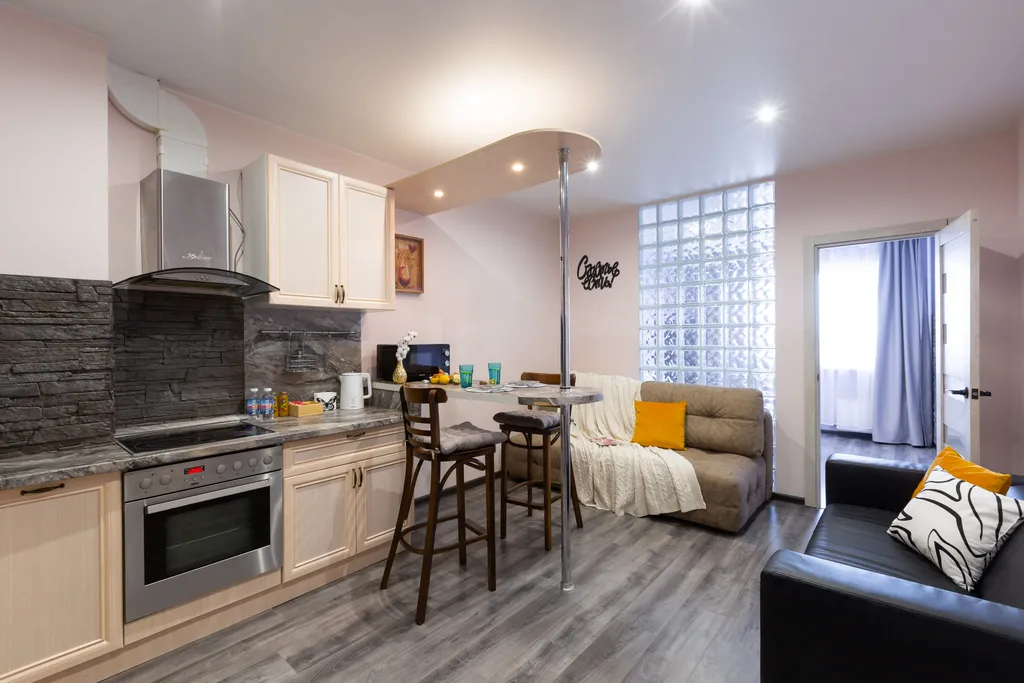 Яркая квартира с видом на заснеженные ветви и искрящийся снег