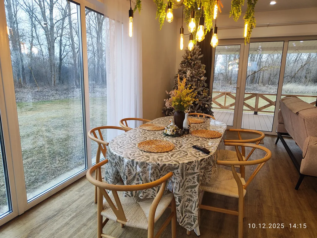 Уютный домик на берегу озера