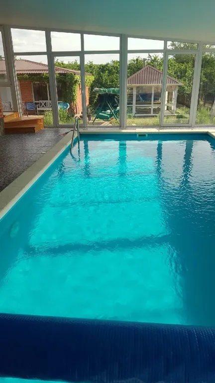 Дом у пруда в окружении гор