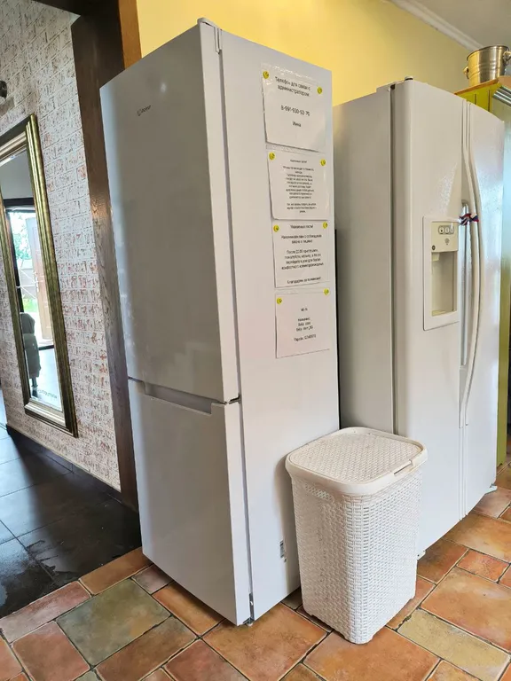 Белый коттедж с баней и бассейном рядом с озером