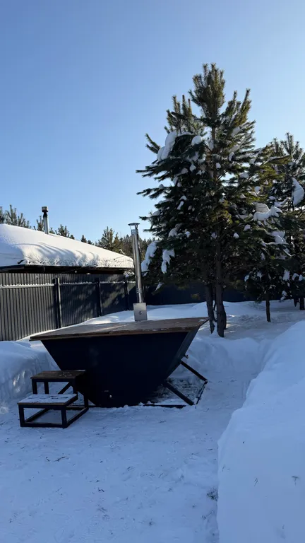 Уютный дом с чаном на опушке леса