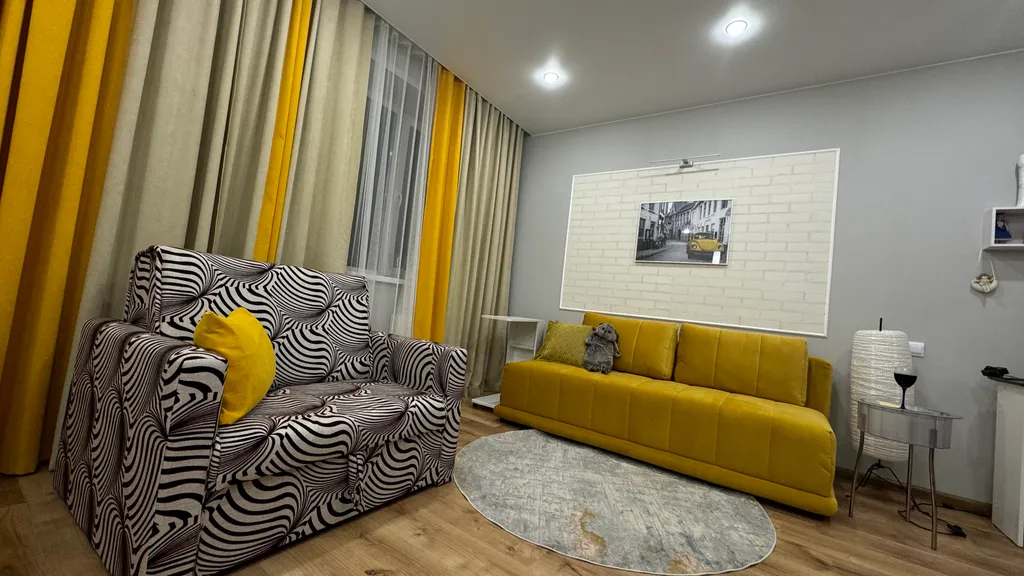 Белая студия в новом доме на центральной улице