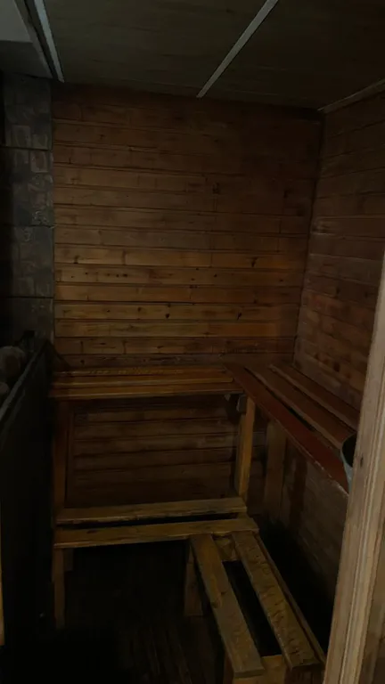 Коттедж на берегу пруда с бассейном