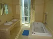 номер 26..санузел с джакузи с видом на Ай Петри