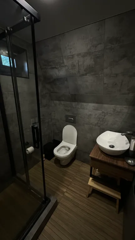 Треугольный дом в аренду с банным чаном и баней