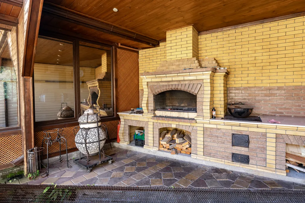 Стильная студия с ванной у панорамного окна и видом на горы