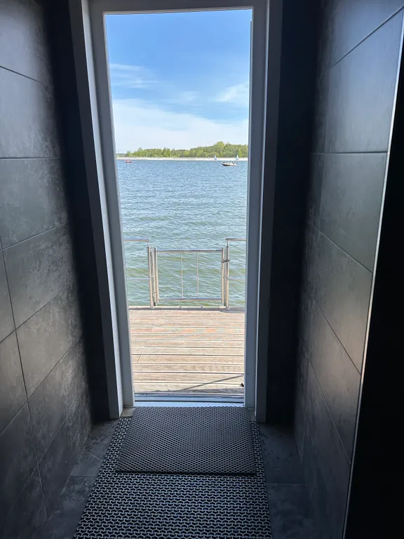 Дом на воде с баней