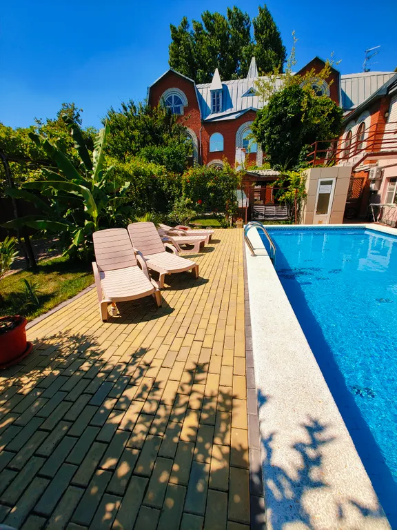 Дом с бассейном