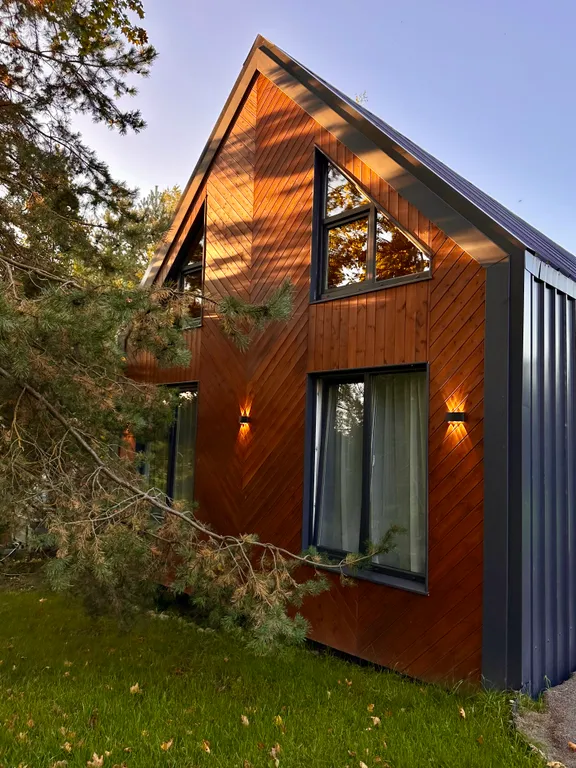 Коттедж Дом у озера с новогодней ёлкой и декором — Аннино