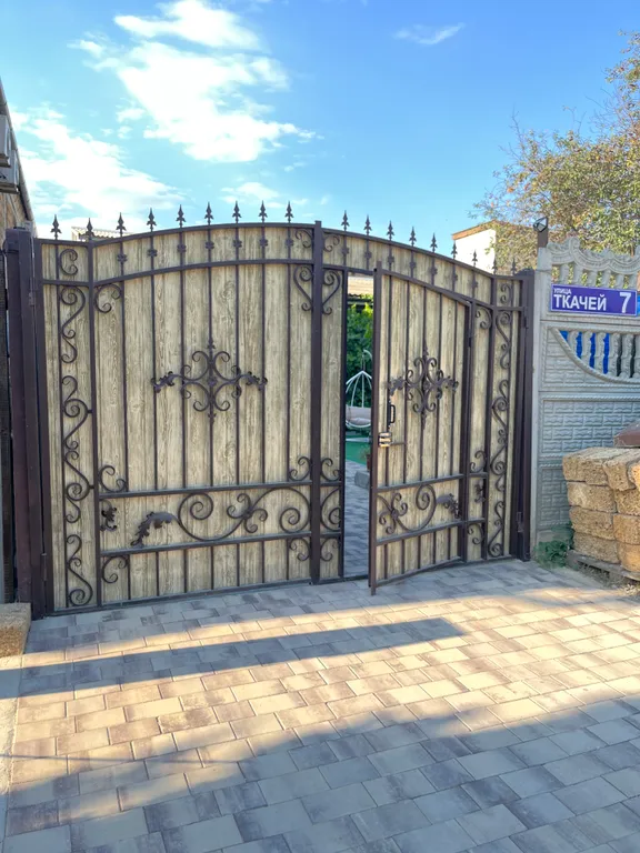 Уютный домик в 7 минутах от моря с зеленым двориком и парковой