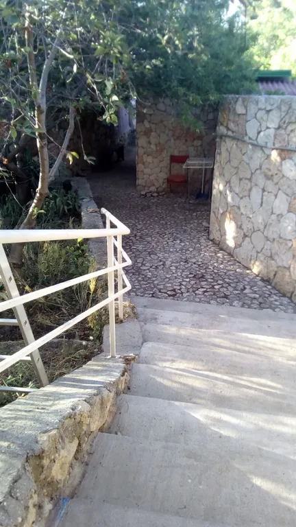 Трёхместная комната, вход с улицы