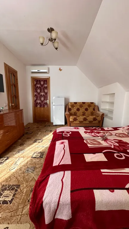 Благоустроенная комната в коттедже с балконом