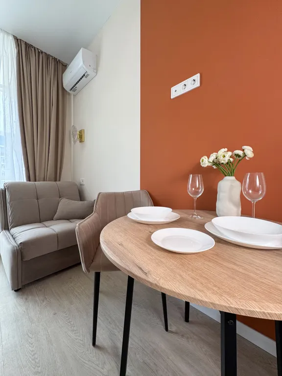 Яркая студия с видом на море