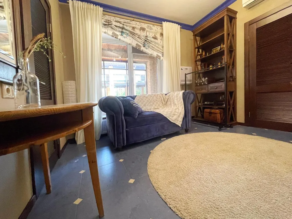 Уютный коттедж в городе со своим озером на территории