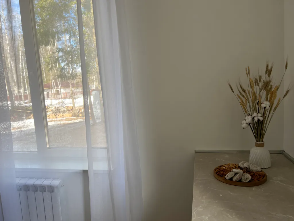 Просторный дом с камином в сосновом лесу