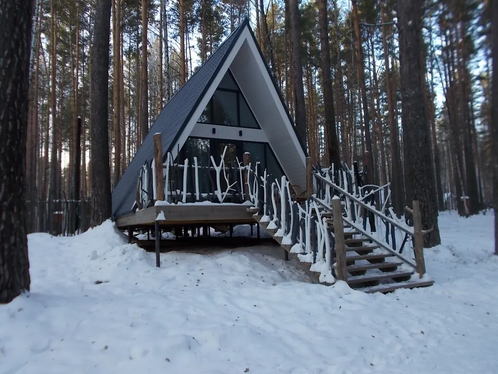 Дом в лесу на берегу озера