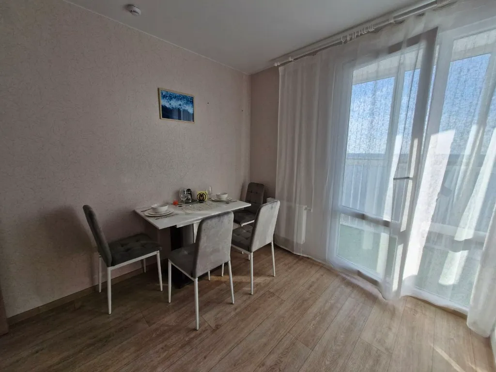 Светлая квартира по трассе М-4, рядом с Областной больницей и роддомом — аренда посуточно в Воронеж