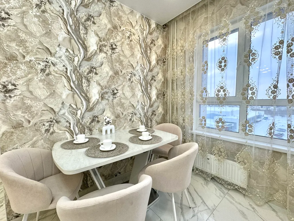 Апартаменты в античном стиле, с джакузи и красивым видом из окна