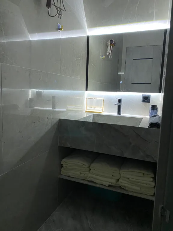 Дом с теплым бассейном на озере