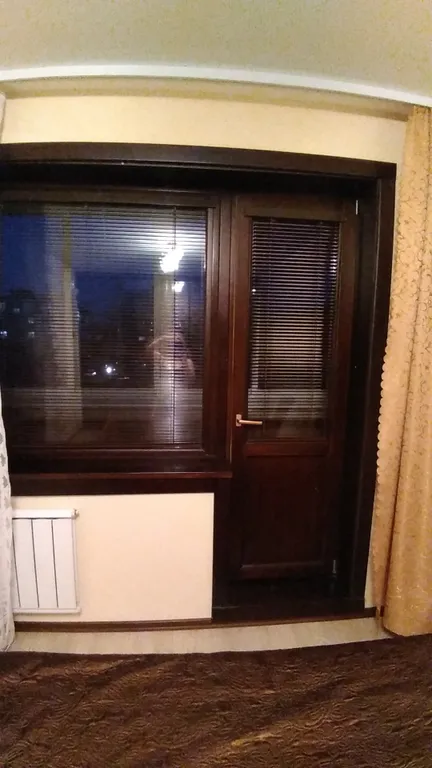 Квартира с раздельными комнатами, с отдельной кухней и балконом.