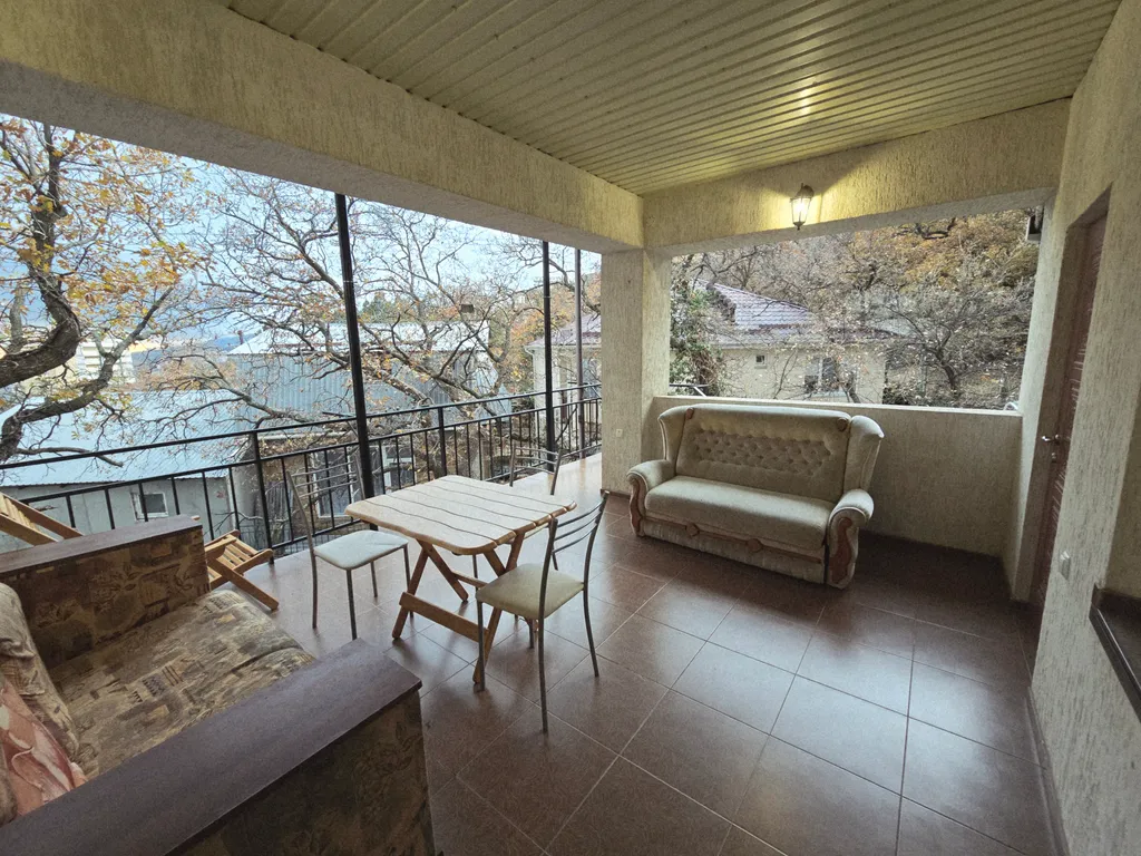 Целый этаж в доме с личной террасой и кухней