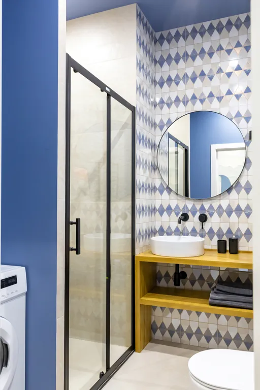 Дизайнерская студия с качелью в центре на набережной