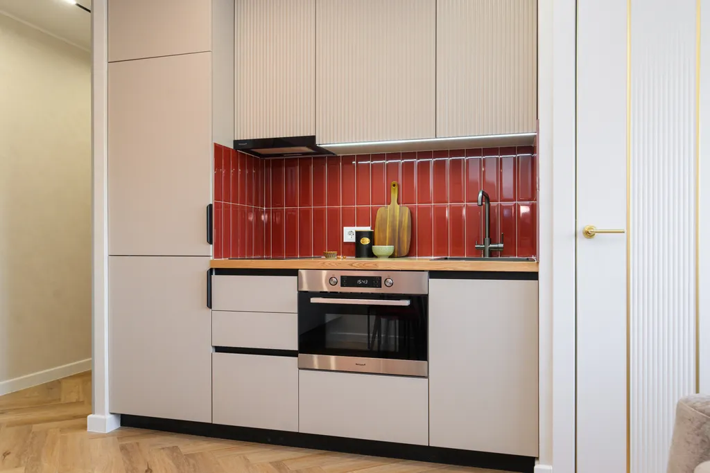 Bишневый aтлac — яркая квартира с биокамином