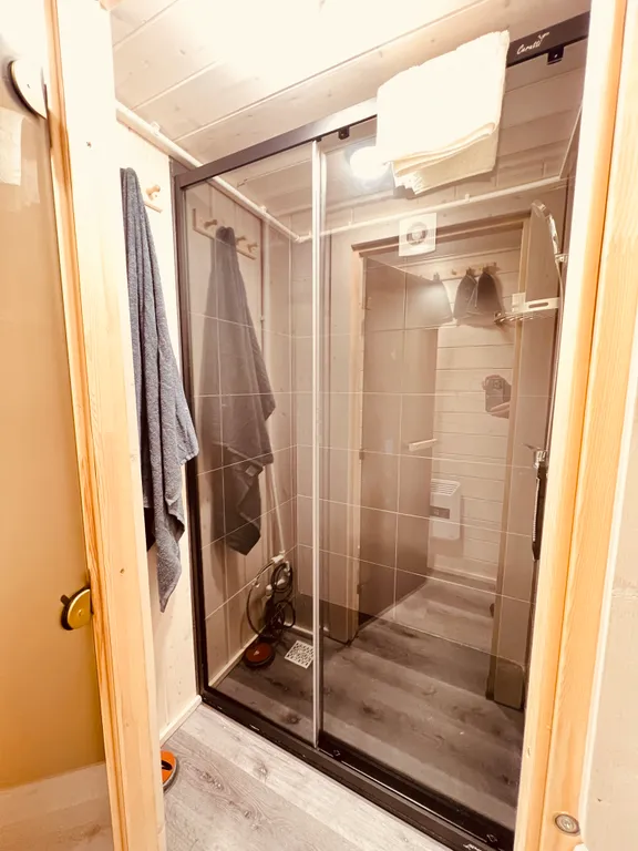 Коттедж Новый комфортабельный дом на берегу лесного озера Маролампи — Стеклянный